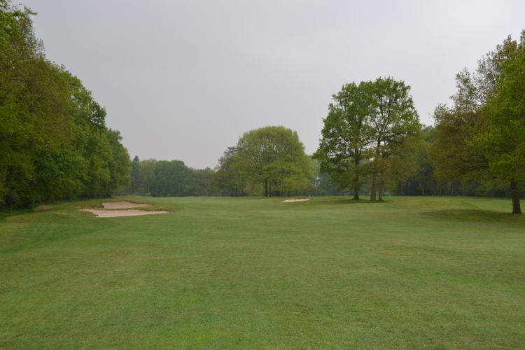 Het uitzicht op hole 6, inclusief bunkers van Van der Vaart Het uitzicht op hole 6, inclusief bunkers van Van der Vaart
