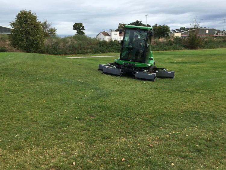 De Roberine F5 in werking. De buitenste klepelunits laten slechts enkele centimeters gras staan. De Roberine F5 in werking. De buitenste klepelunits laten slechts enkele centimeters gras staan.