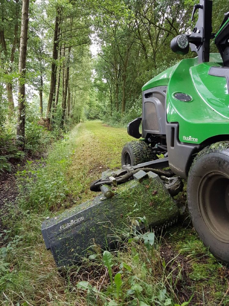 In dezelfde werkgang kun je dankzij het <i>floating head</i>-systeem met deze klepelmaaier zelfs een talud meemaaien. In dezelfde werkgang kun je dankzij het <i>floating head</i>-systeem met deze klepelmaaier zelfs een talud meemaaien.