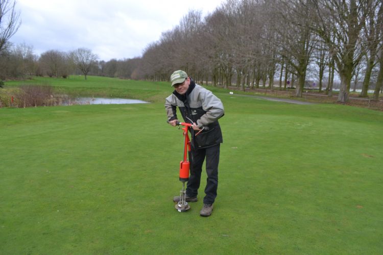 Henri Broekhof met de holecutter Henri Broekhof met de holecutter