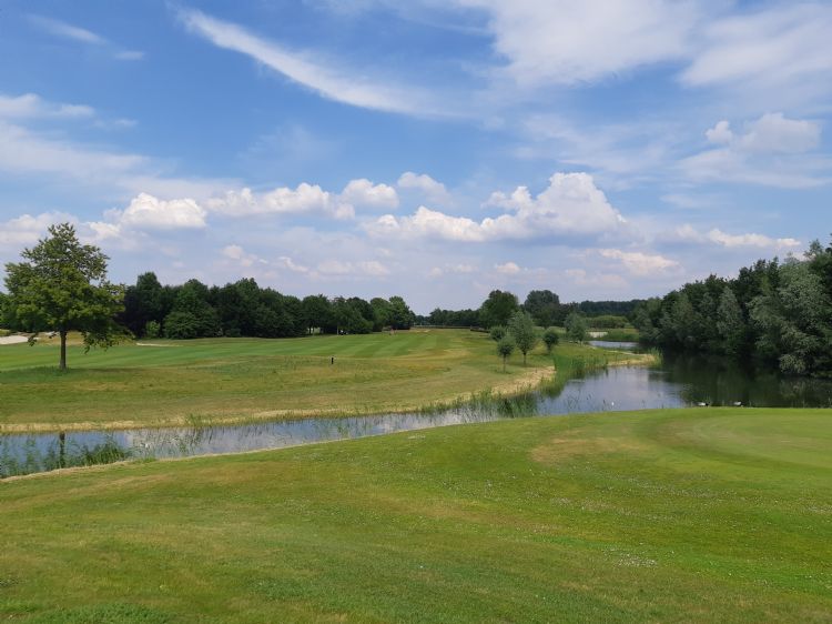We bezoeken de baan medio juni; er is veel achterstallig onderhoud weggewerkt. We bezoeken de baan medio juni; er is veel achterstallig onderhoud weggewerkt.