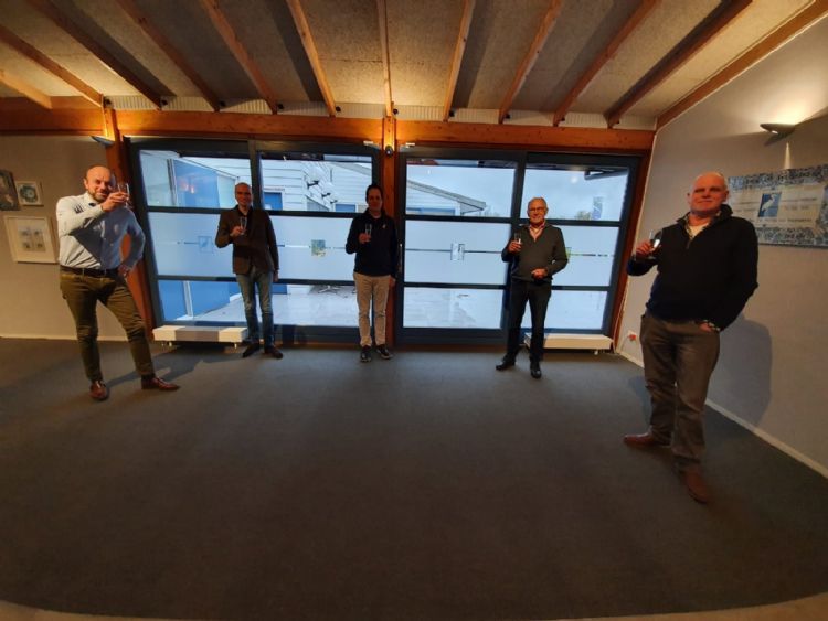 De hoofdrolspelers proosten over het behaalde resultaat: vlnr Cees Wolters, Piet van der Pols, Mart-Jan Groenendijk, Lambert Veenstra, John van Hoesen. De hoofdrolspelers proosten over het behaalde resultaat: vlnr Cees Wolters, Piet van der Pols, Mart-Jan Groenendijk, Lambert Veenstra, John van Hoesen.