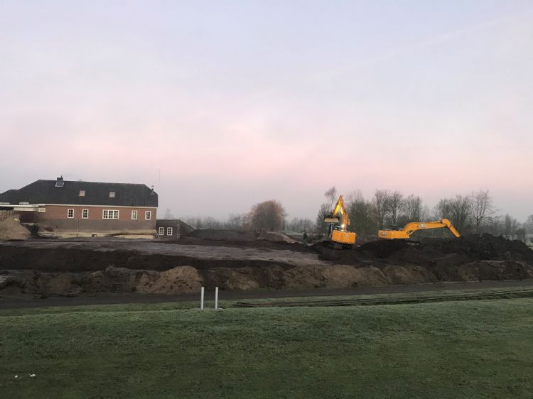 Aanleg van de nieuwe green op hole 9.
