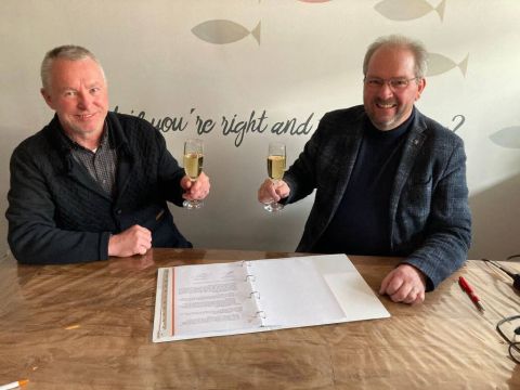 Een toost op de verlengde samenwerking