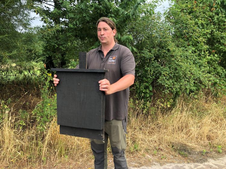 Hoofdgreenkeeper Tristan van Dijken toont een vleermuiskast.