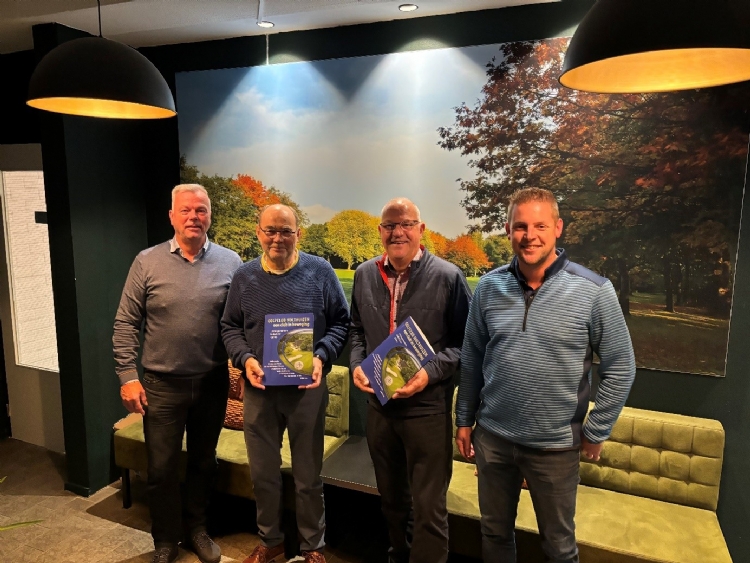 De heren Waninge en Pruis van de golfclub en Timmerman en Liezen van Vos Golf en Sport.