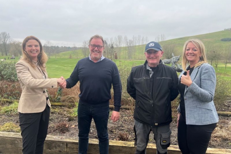 Serena van Kammen, Hans Schaap, Alan Walker (hoofdgreenkeeper) en Robine van Gerwen (clubmanager).