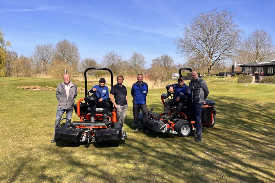 Het team van Golfbaan Landgoed Welderen op de nieuwe Jacobsen GP400 greenmaaiers