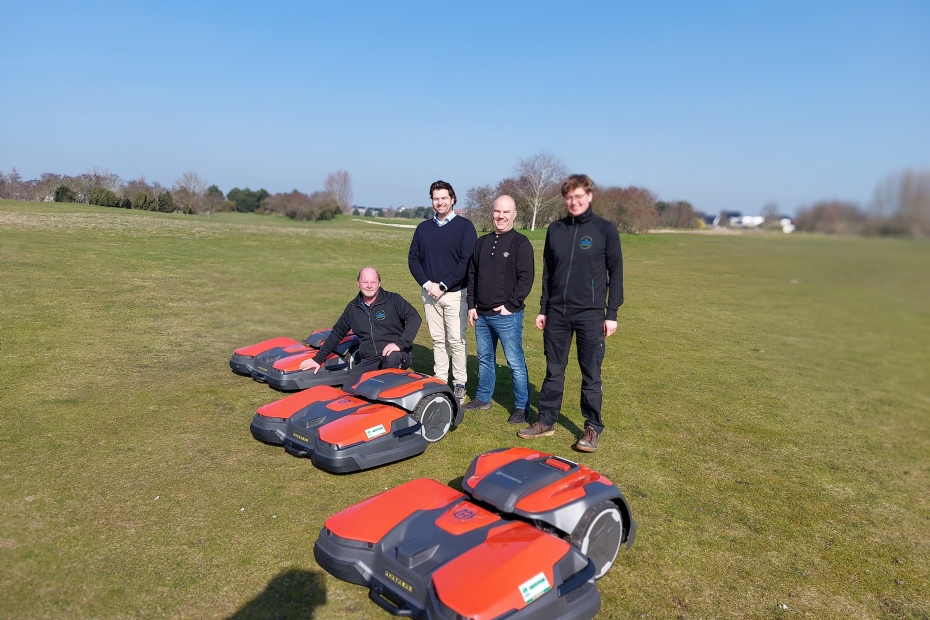 De drie Husqvarna Ceora 546-robotmaaiers op de baan van Golf- & Countryclub Liemeer. V.l.n.r. Mark Camps, Fabian Storm, Leo Sparla en Tim Rolf