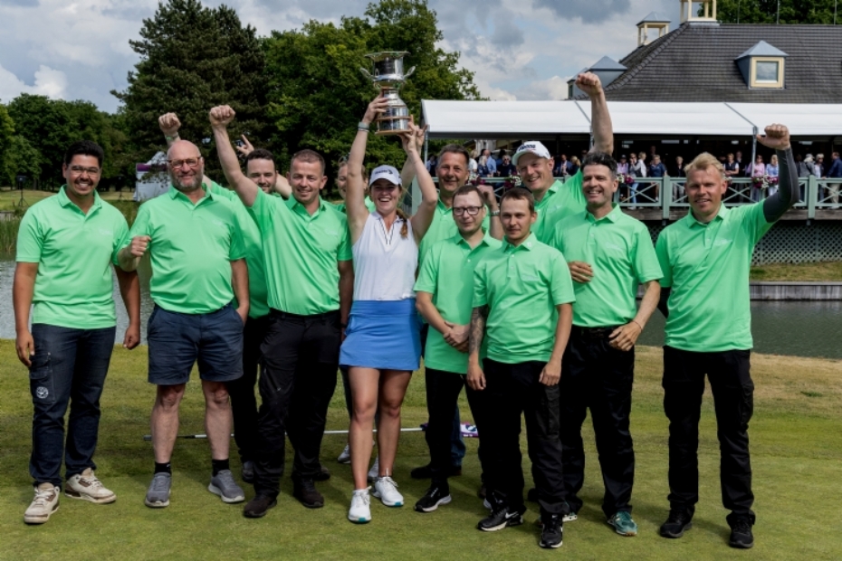 Het team van de greenkeepers met de winnares van het toernooi