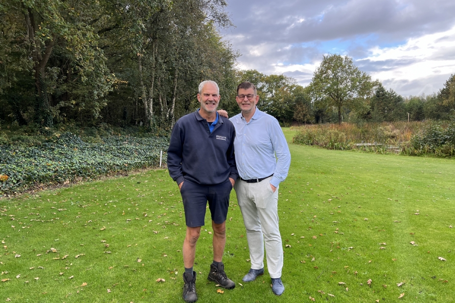 Hoofdgreenkeeper Ro Wempe en directeur Peter Duivenvoorde