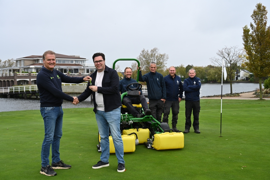 Wim van Remortele, productmanager turf bij Kraakman, overhandigt de sleutels van de nieuwe 2775-greenmaaier aan Geert Frommé, algemeen directeur van de Goese Golf